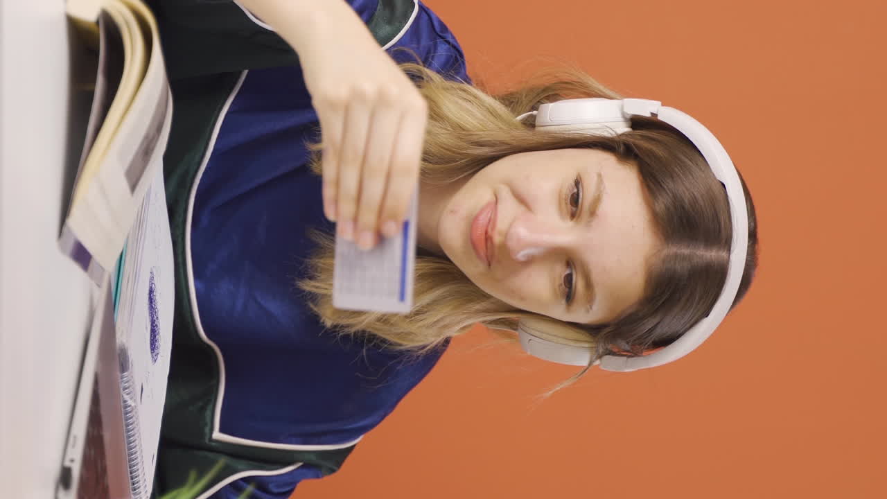 Video vertical de mujer joven comprando desde el portátil