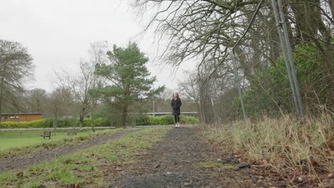 Ein-Junges-Mädchen-Macht-Einen-Spaziergang-Im-örtlichen-Park