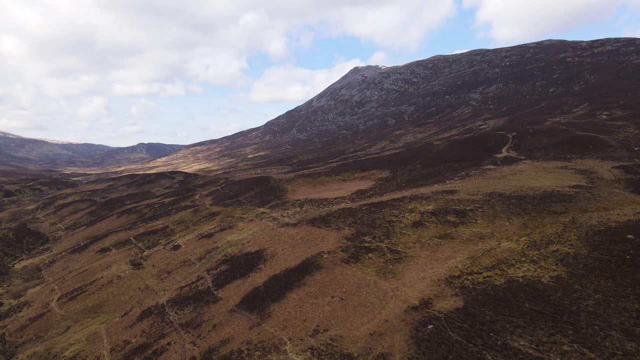 vista ascendente de schiehallion munro, en las tierras altas de escocia