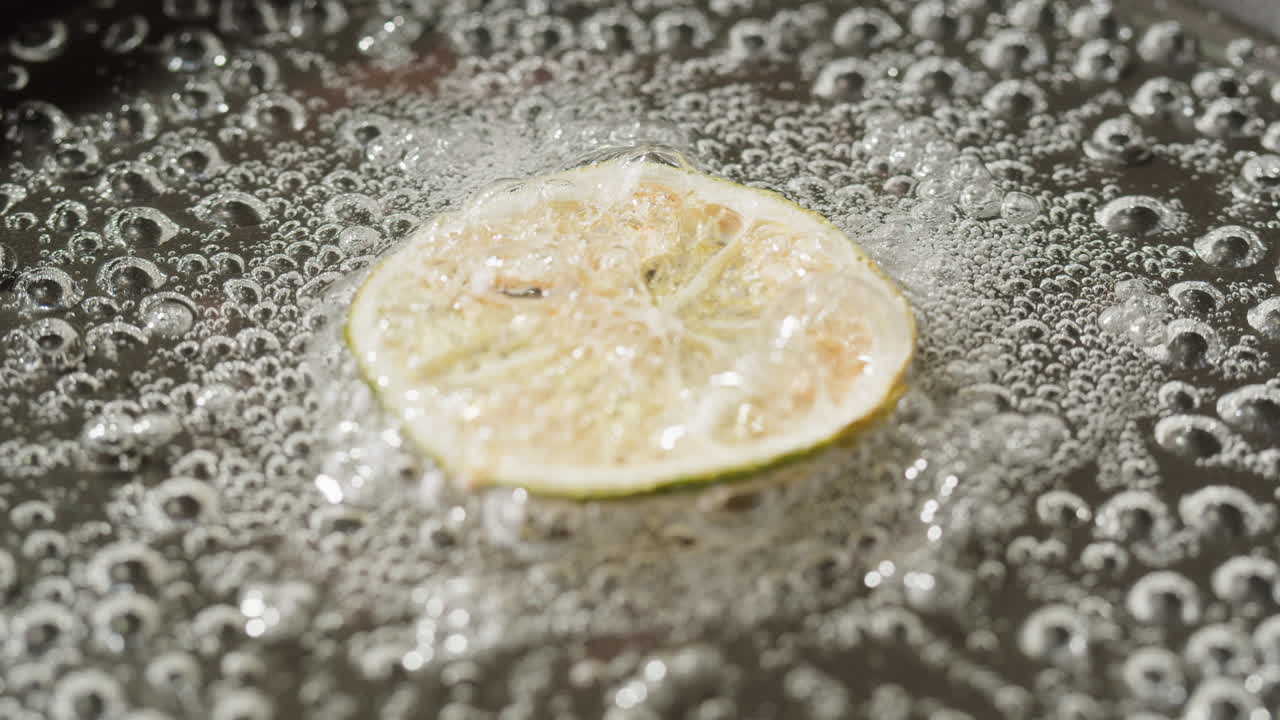 Fetta di lime che frigge in olio caldo