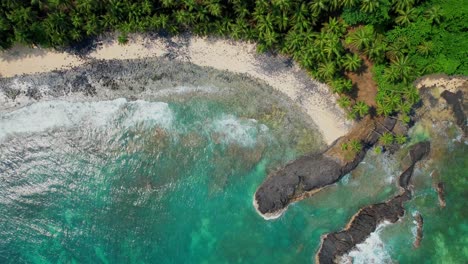 Vista-De-Pájaro-De-La-Magnífica-Costa-De-Santo-Tomé-Con-Palmeras-Y-Mar-Turquesa-Con-Olas-Rompiendo,-África