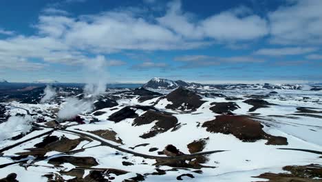 Carretera-De-Circunvalación-Del-Norte-De-Islandia-Con-Carretera-De-Montaña-Nevada-Junto-Al-Lago-Krafla-Viti-Myvatn