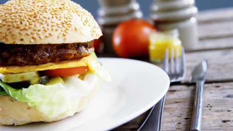 hamburguesa en el plato.