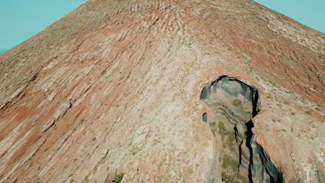 Vista-Aérea-Sobre-La-Cueva-De-Herrera-Y-Revelando-La-Famosa-Montaña-De-Gáldar.