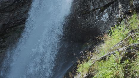 un poderoso torrente de aguas bravas cae en cascada desde los acantilados irregulares