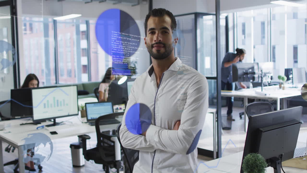 animación de gráficos azules procesamiento sobre feliz hombre de negocios biracial sonriendo en la oficina casual
