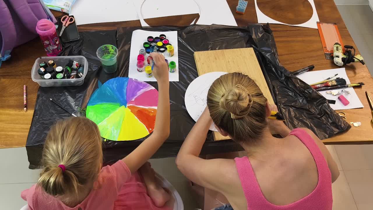madre e hija pintando y creando arte juntos