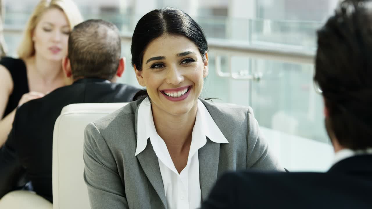 hombre de oriente medio mujer de europa reunión de negocios en el centro