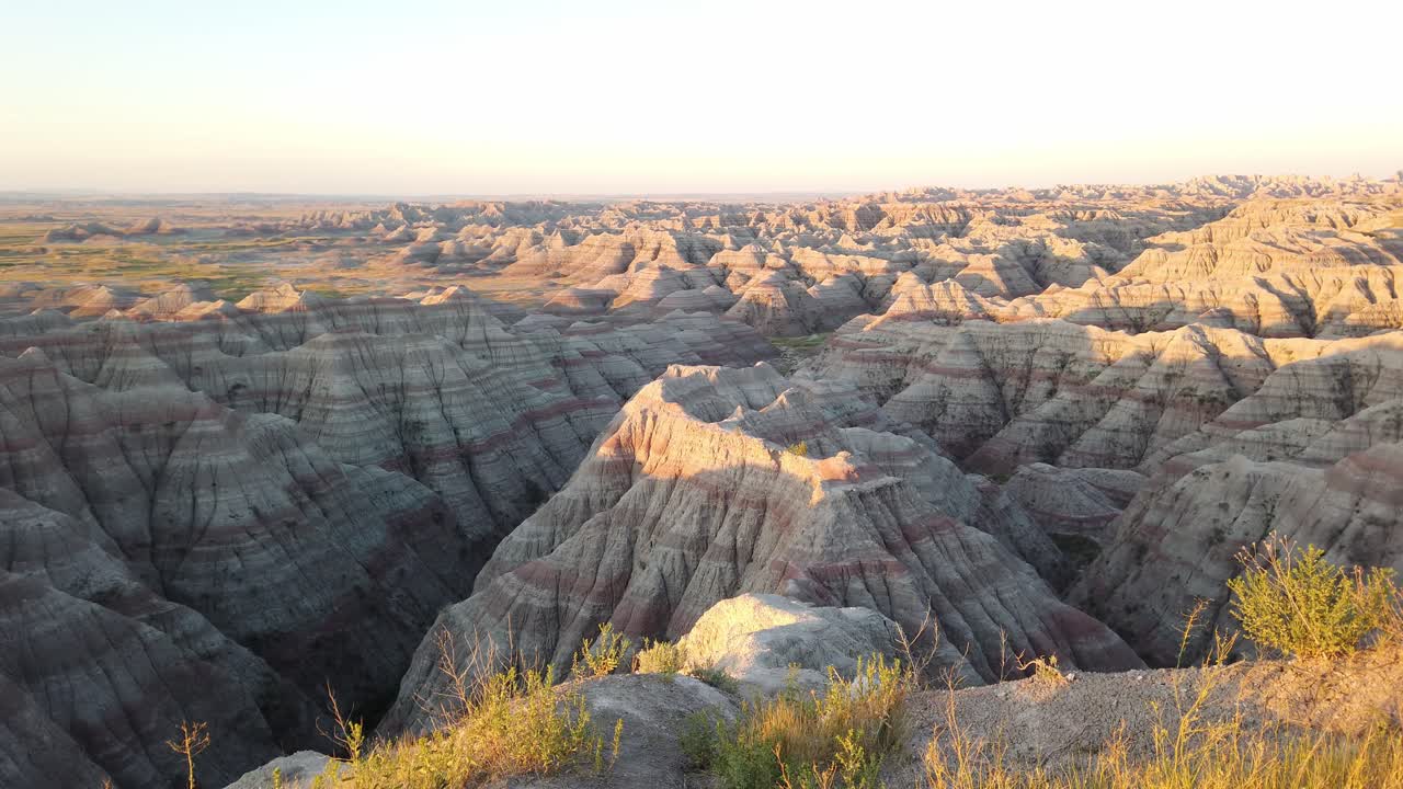 일출 동안 큰 황무지가 내려다 보입니다.