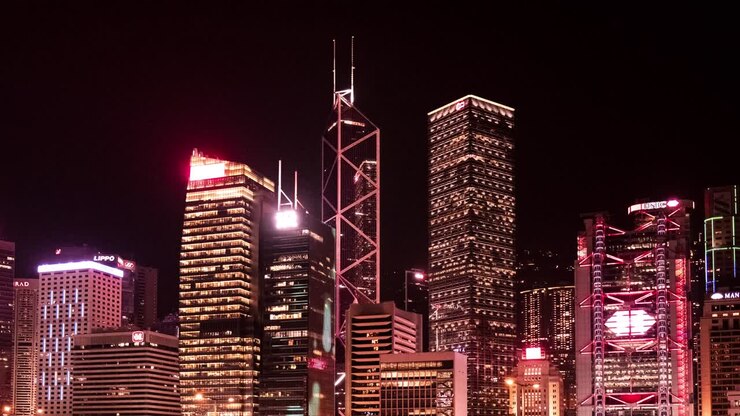 Skyline di Hong Kong Central di notte - timelapse di grattacieli con luci al neon - loop