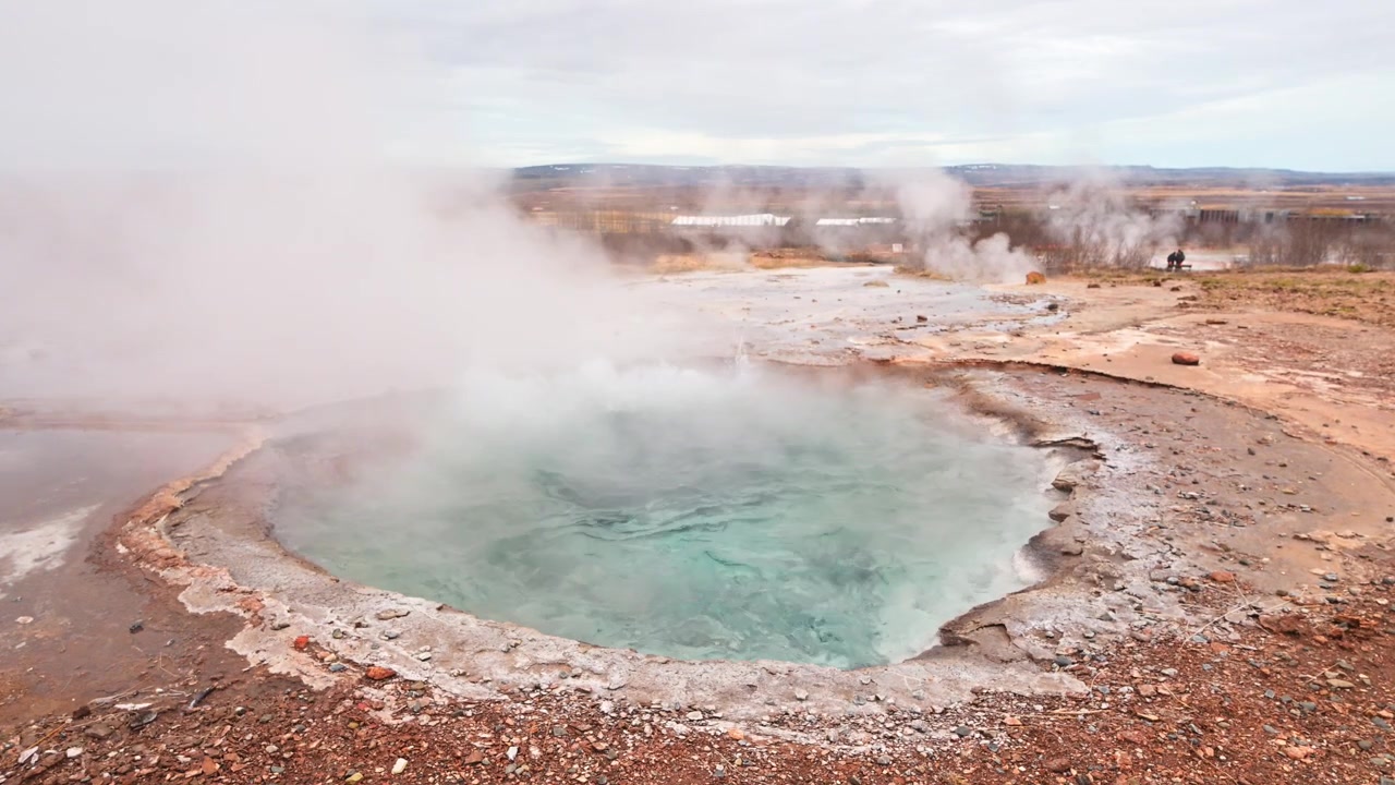 Air mendidih di mata air panas geotermal di Islandia.