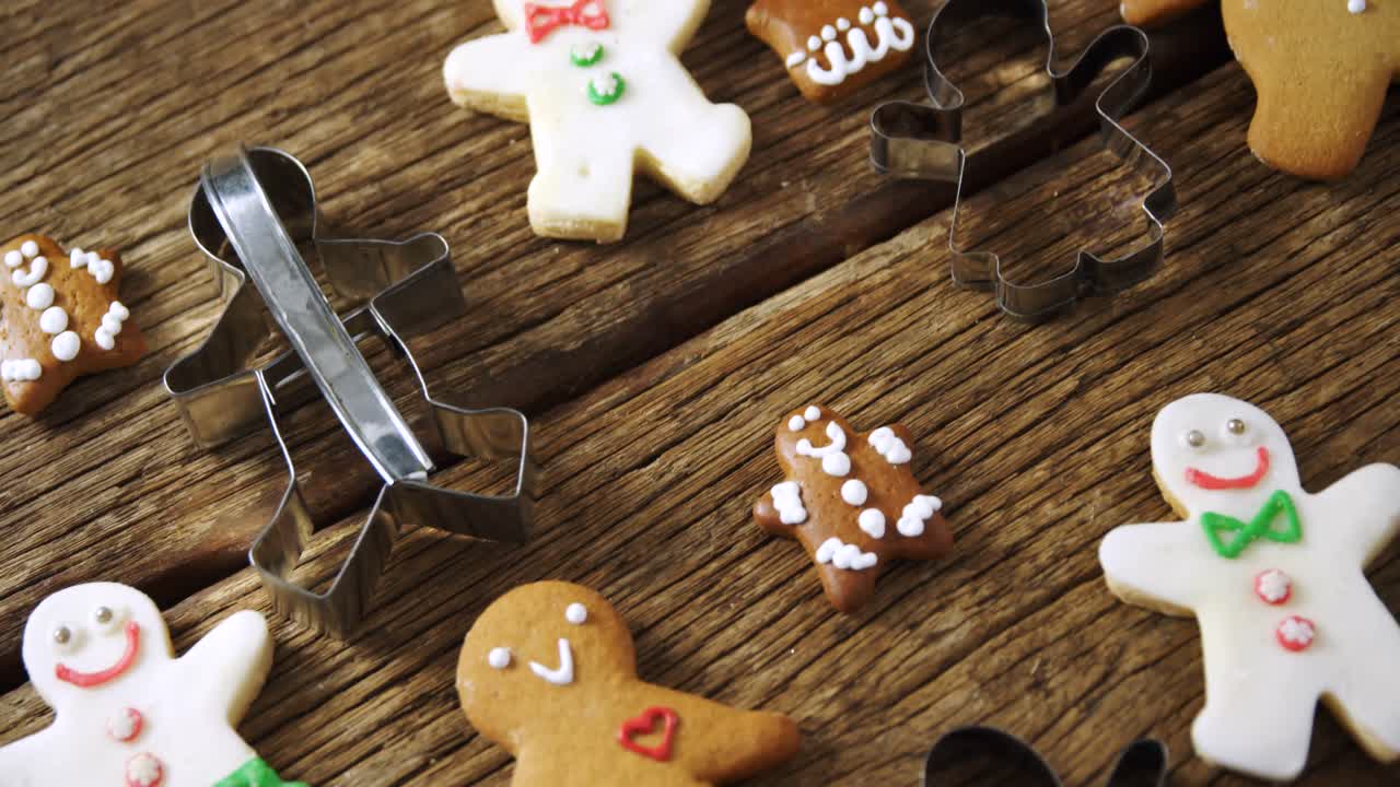 나무판 4k에 쿠키 커터와 진저브레드 쿠키