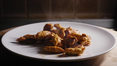 Deliciosas-Rebanadas-De-Pechuga-De-Pollo-Frito-En-Un-Plato