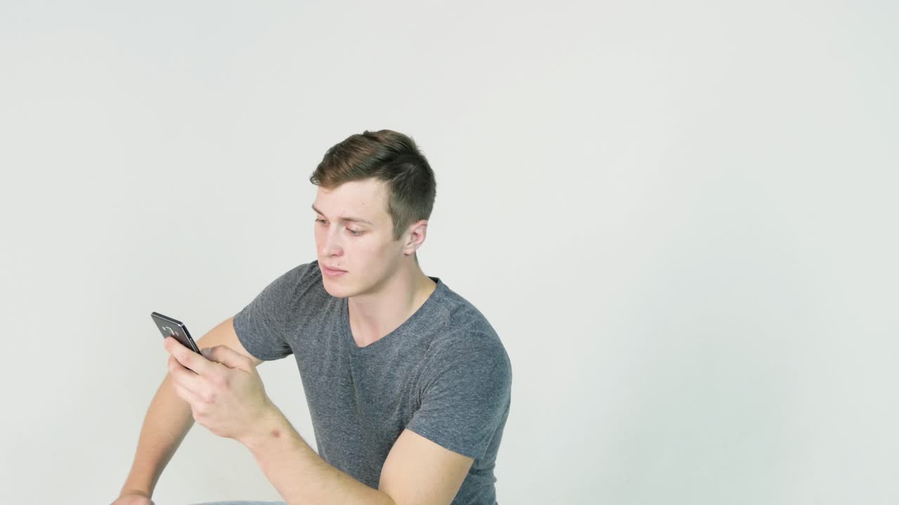 부부는 전화로 상호 작용합니다.