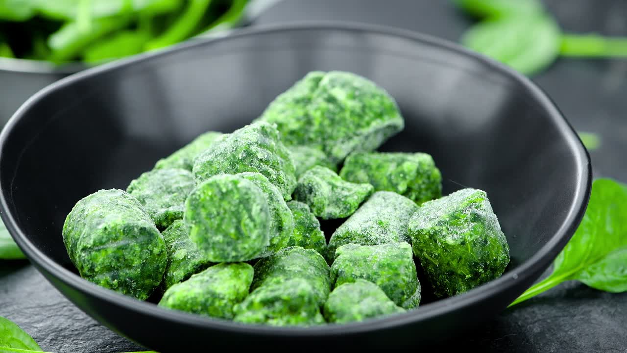 얼어붙은 스파나치 큐브를 회전하는 접시 (무로 을 수 있는) 에 넣습니다.