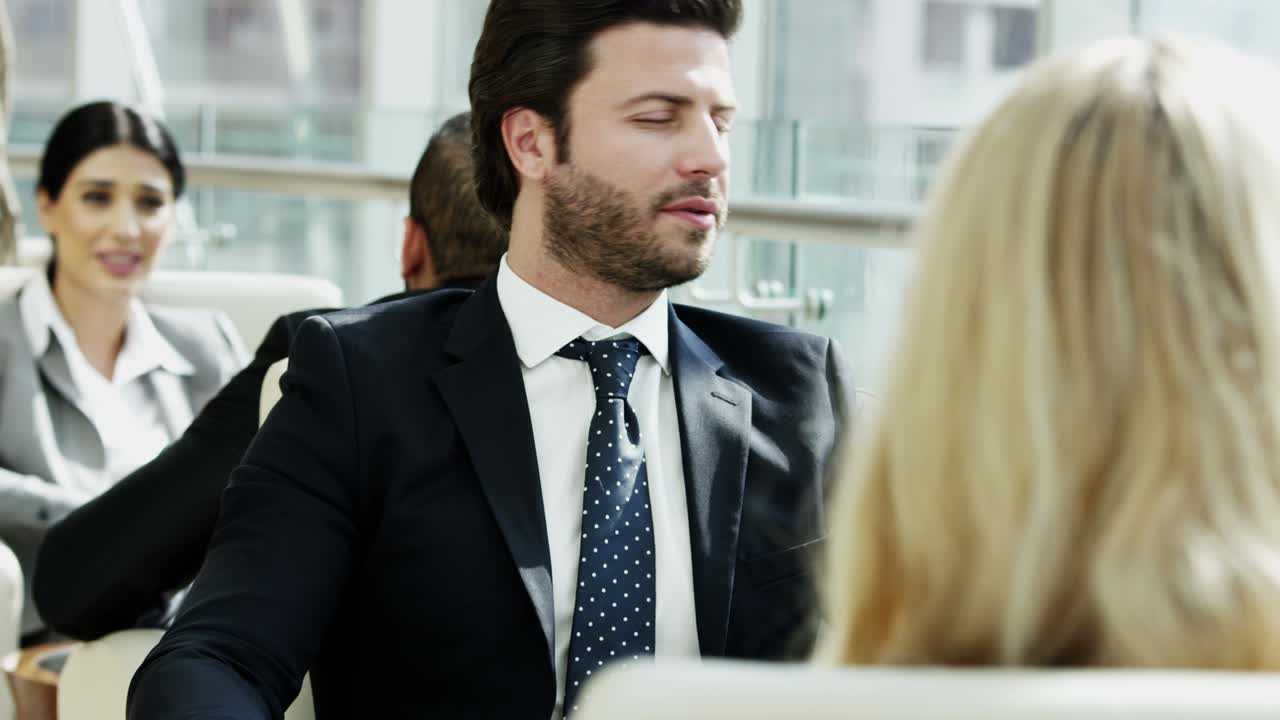 hombre de oriente medio mujer de europa reunión de negocios en el centro