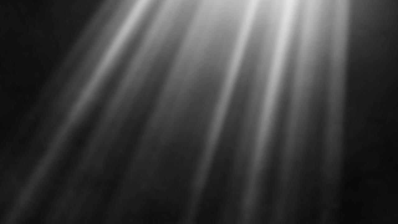 световые лучи и дым на черном фоне - абстрактный освещенный солнцем фон - люминесцентные лучи на дымящем окружающем фоне: потусторонний и спокойный