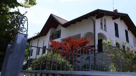 una casa con un jardín en barolo