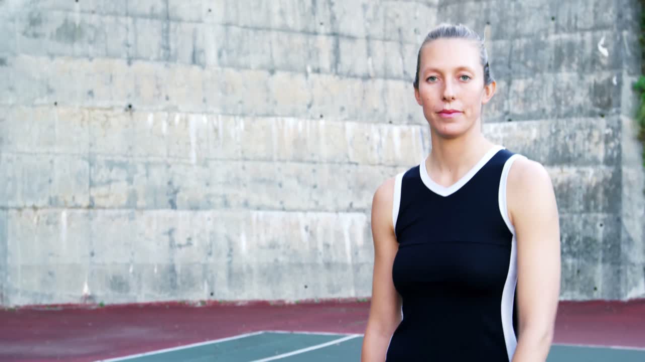 sonriente jugadora de tenis con raqueta en la cancha