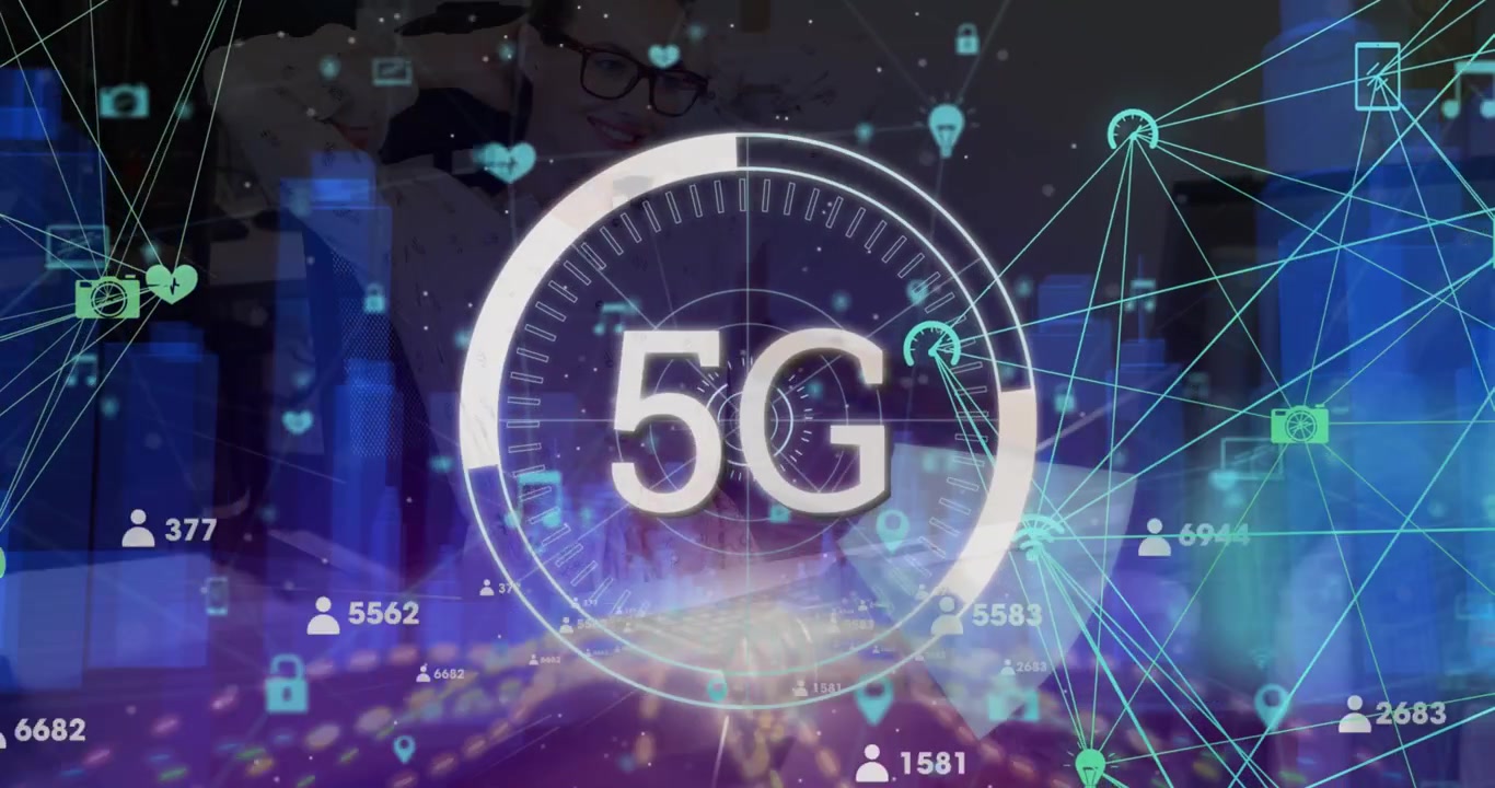 Animazione di 5G, cerchio di elaborazione, radar e connessioni su un paesaggio urbano del metaverso.