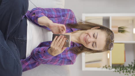 vídeo vertical de la mujer en el teléfono.