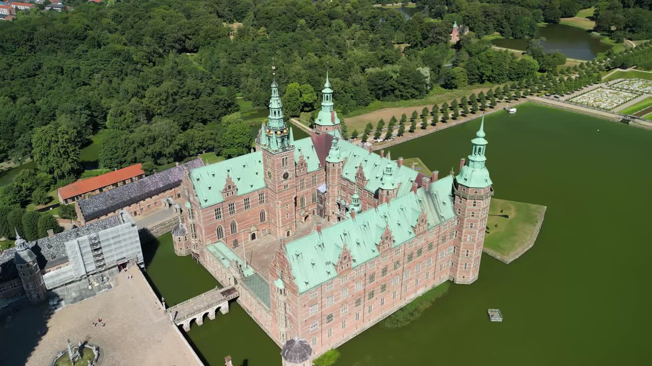 drone del castillo de frederiksborg pan hacia los jardines