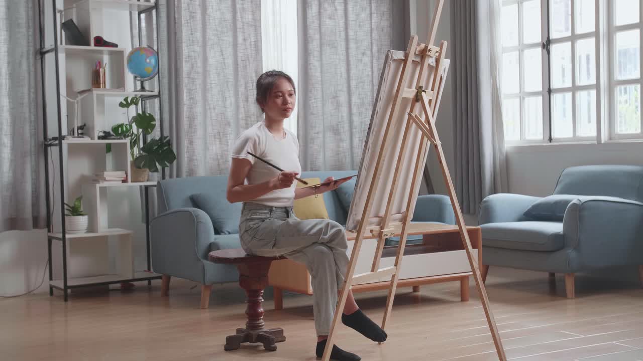 mujer pintando en una sala de estar