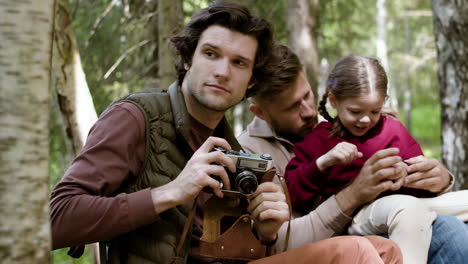 Mann-Fotografiert-Neben-Seiner-Familie