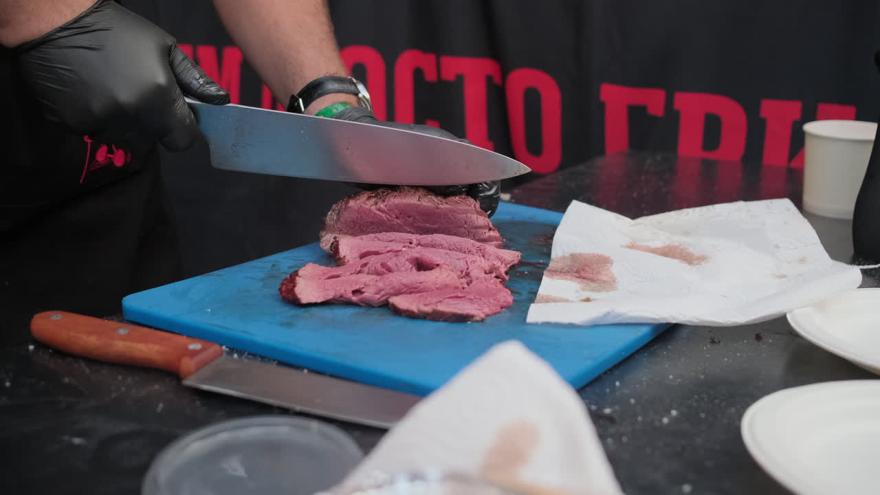 chef cortando carne asada en rebanadas