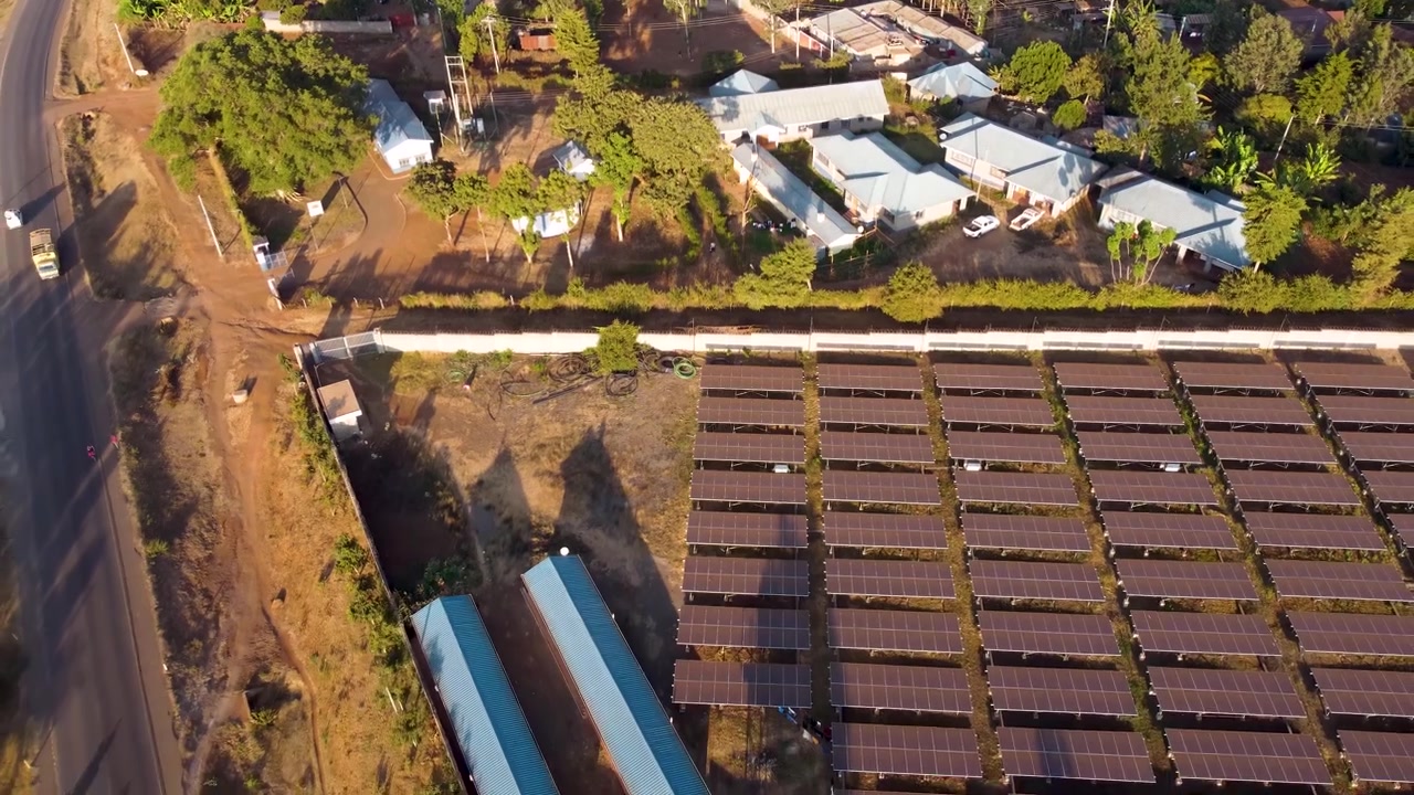 Droneoptagelse af en stor solcellepark i Loitokitok, Kenya, der leverer vedvarende energi til landdistrikter og fremviser ren energi, bæredygtighed og grøn infrastruktur