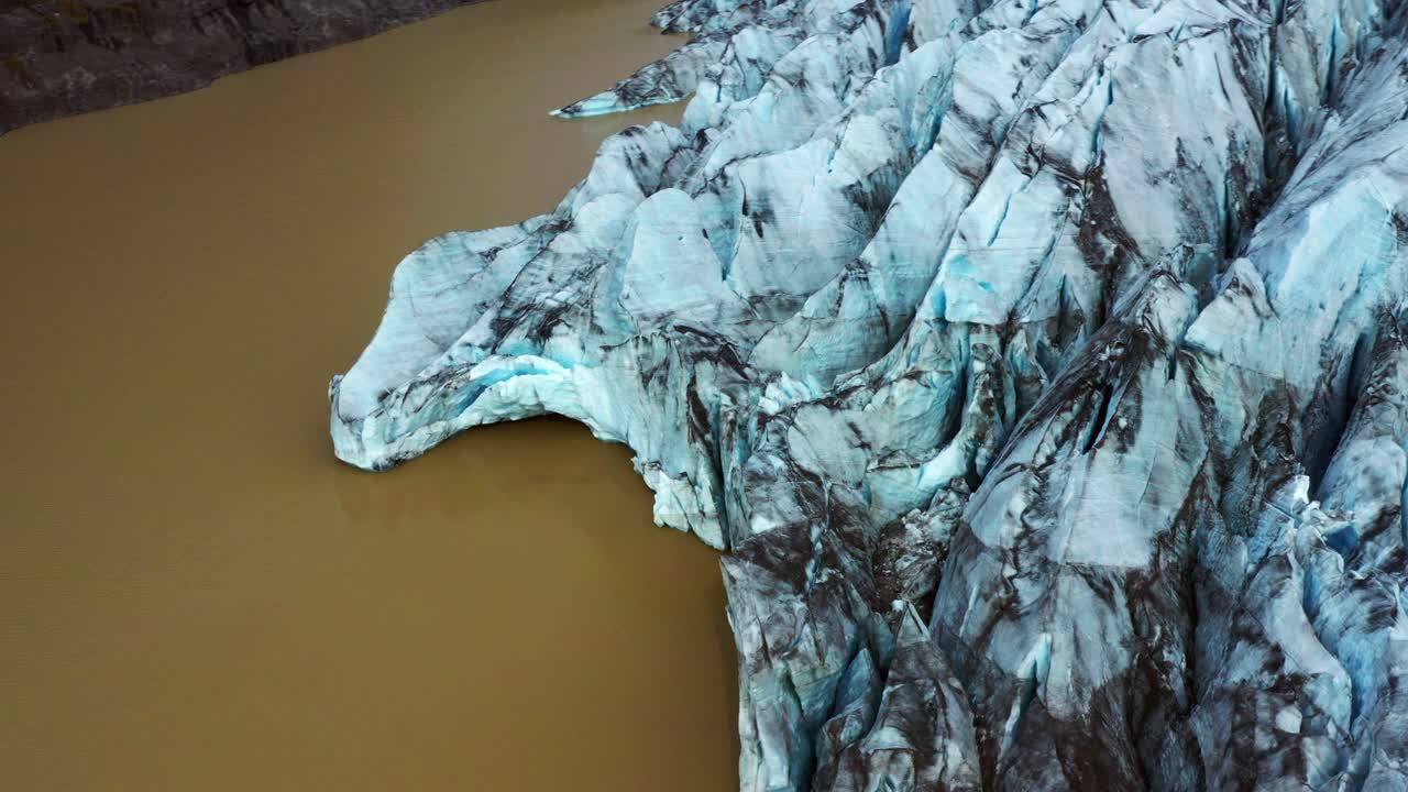 아이슬란드 남부 스비나펠스요쿨 빙하의 공중 전망 - 드론 샷