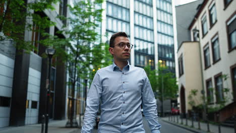 a young professional, walking among the skyscrapers of frankfurt’s finance hub. it captures modern business life, urban energy and the corporate atmosphere in germany’s economic capital.