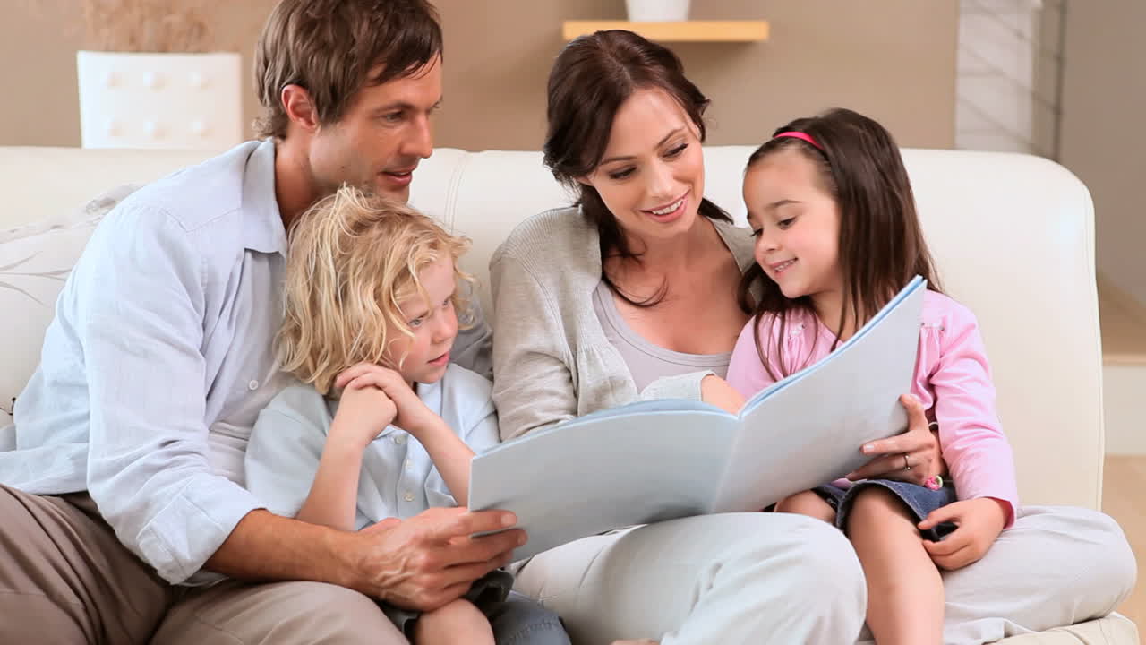 Famiglia felice che legge un libro