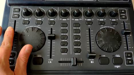 a dj interface for dj'ing from computer is seen