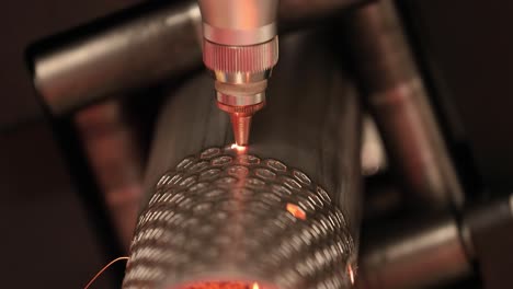 corte láser cnc de metal, tecnología industrial moderna.