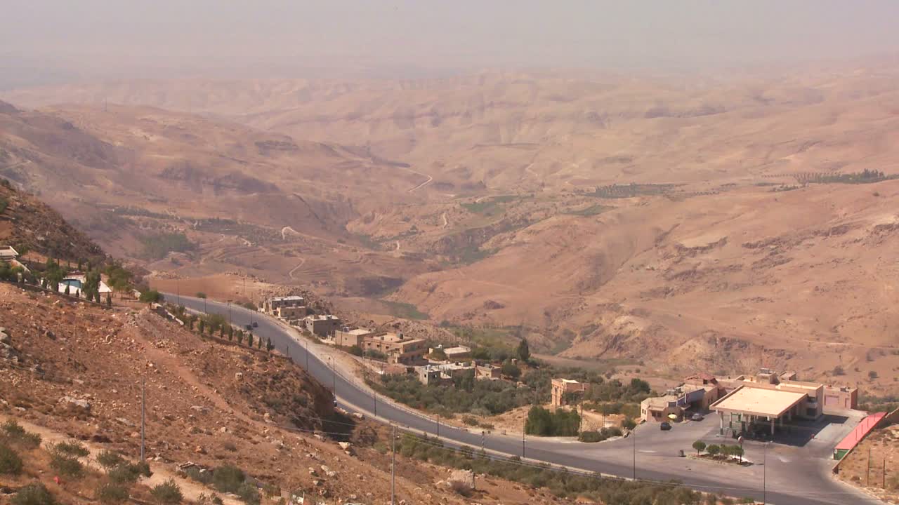 una toma de gran angular de una carretera o carretera que conduce al mar muerto en jordania