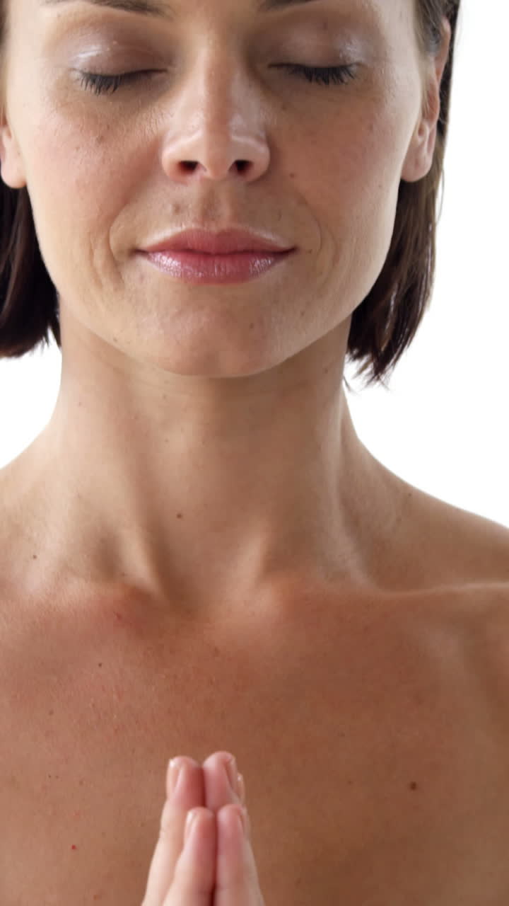 mujer relajándose con un movimiento de yoga