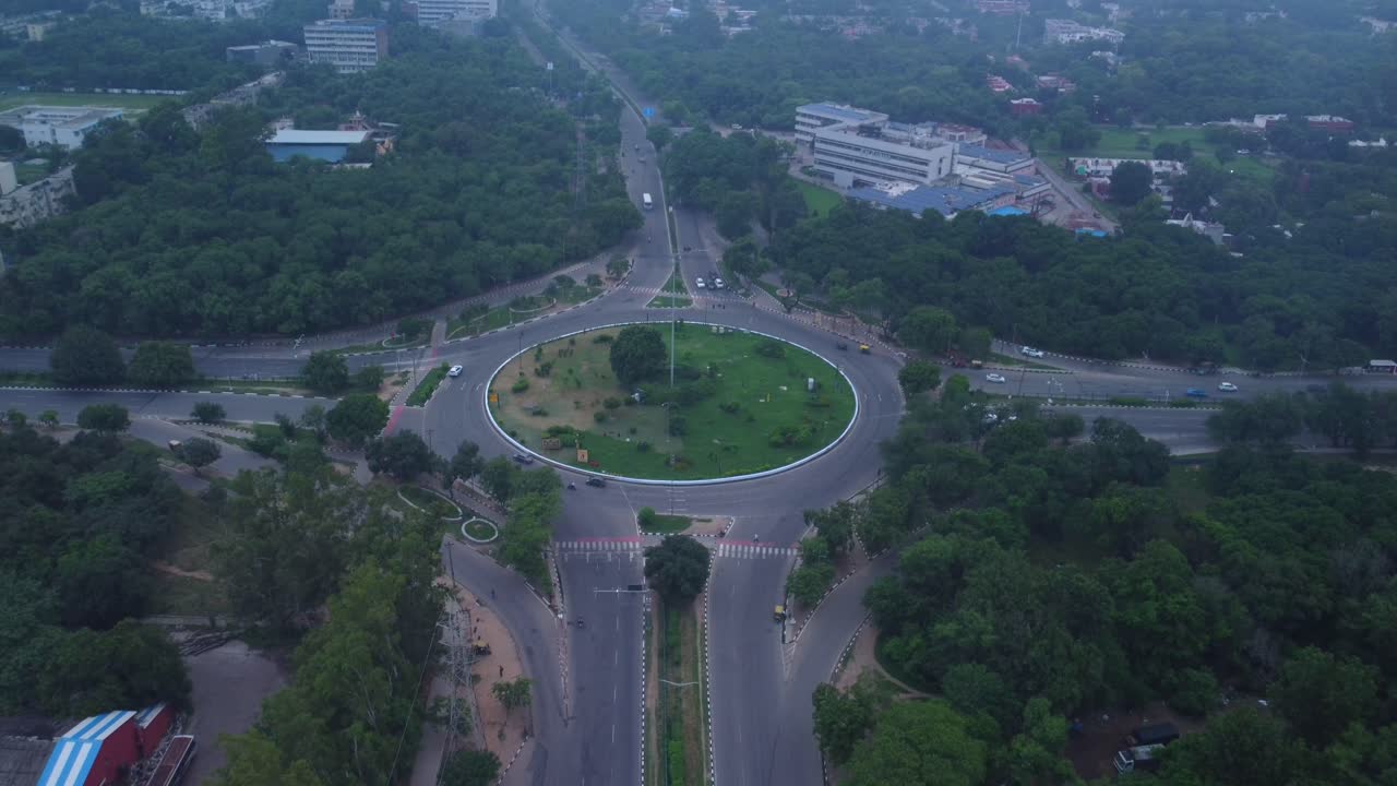 도시 의 둥근 교차로 의 공중 에서 볼 수 있는 모습