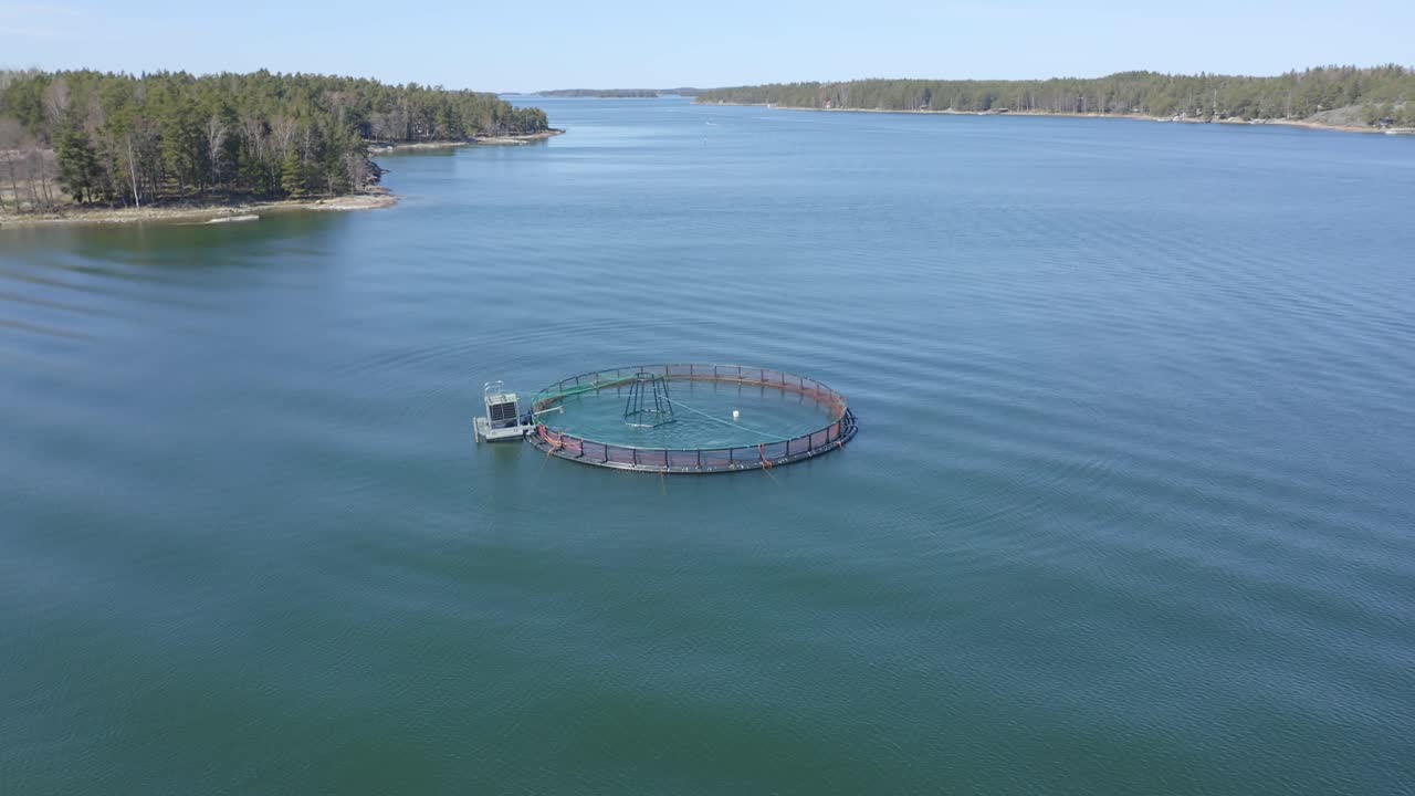 плавучая круглая рыбная ферма на финском архипелаге