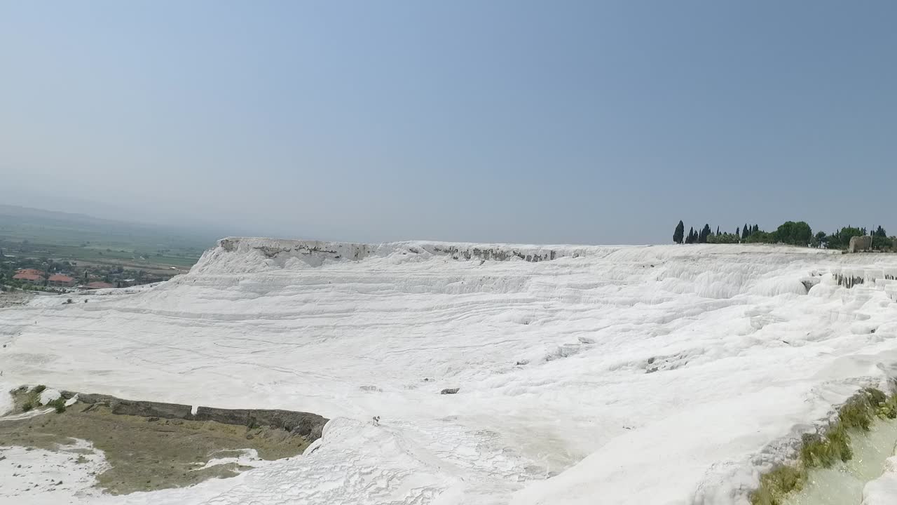 Bir tepedeki beyaz traverten terasları - Pamukkale