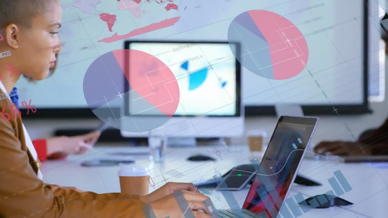 animación de procesamiento de datos estadísticos sobre una mujer biracial usando una computadora portátil en la oficina