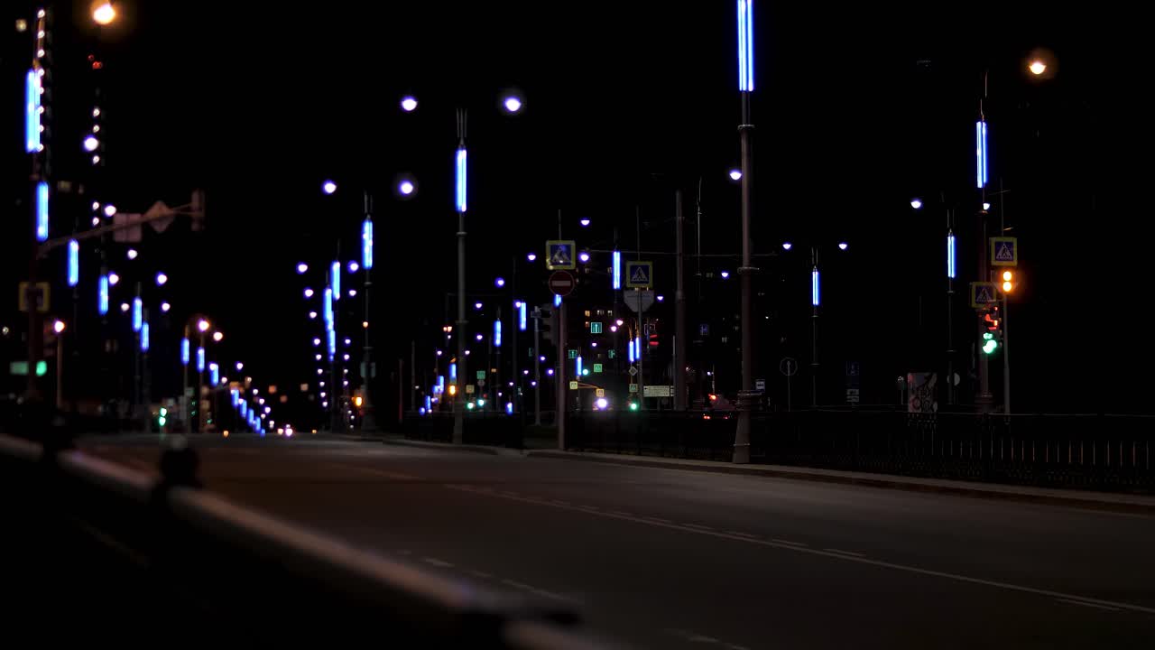 푸른 불빛으로 밤에 빈 도시 거리