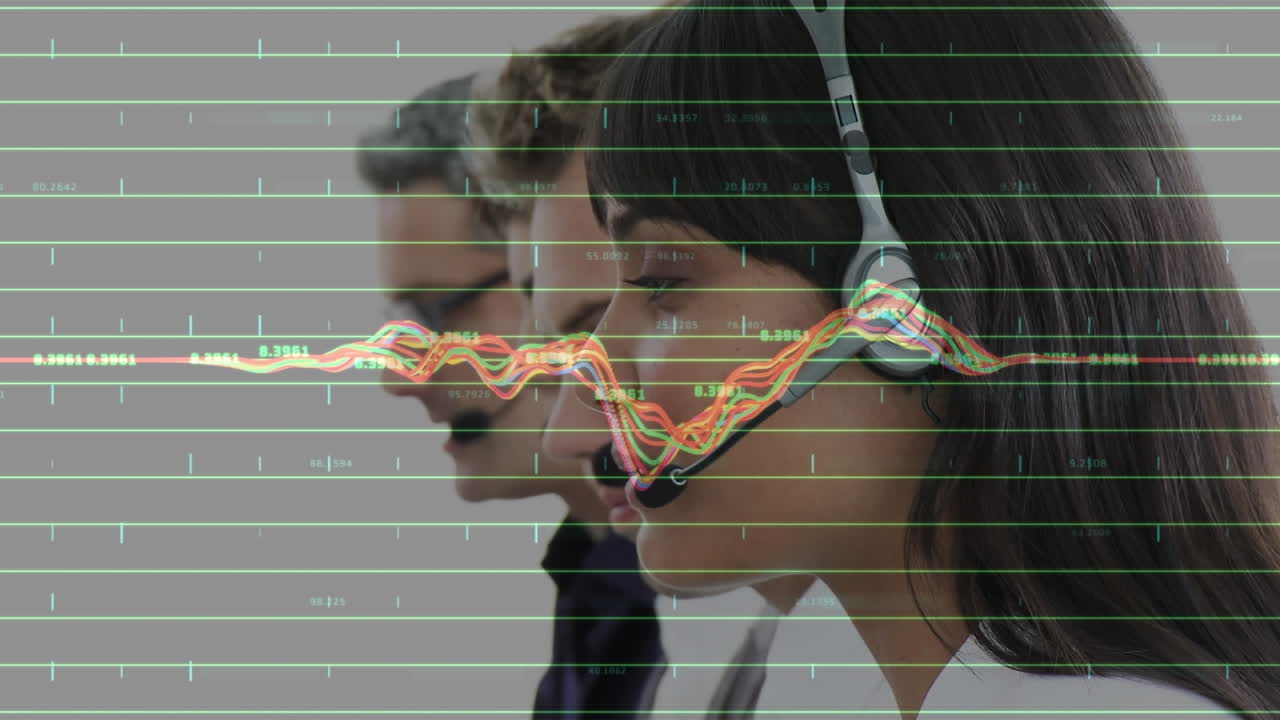 animación del procesamiento de datos sobre personas de negocios que usan auriculares telefónicos