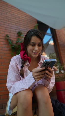 mujer usando un teléfono inteligente en un café