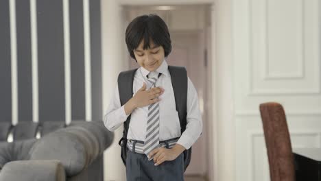 Niño-De-Escuela-India-Preparándose-Para-El-Día