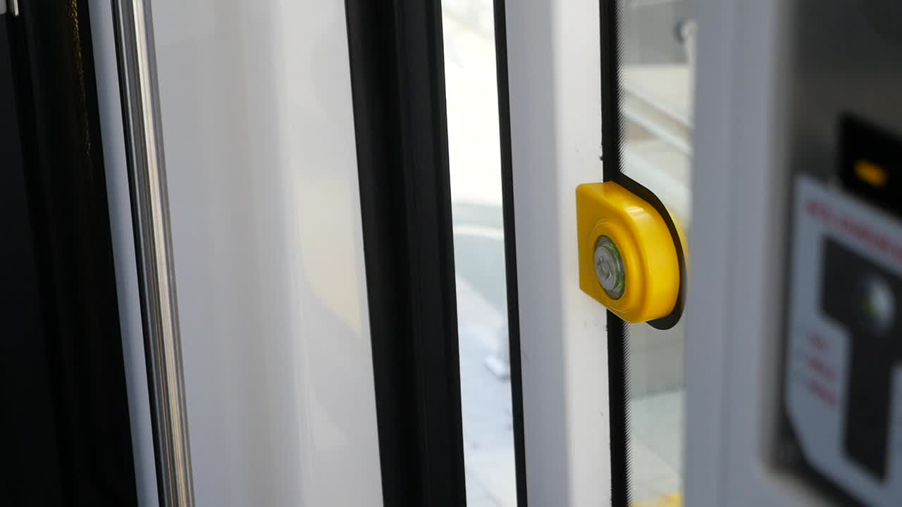 Puerta de tren abriéndose y cerrándose