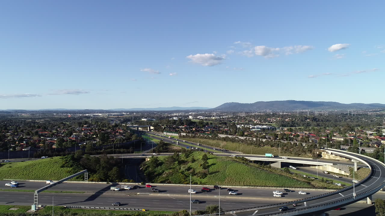 여름 오후에 높은 전환을 따라 이동하는 차량의 정적인 조감도