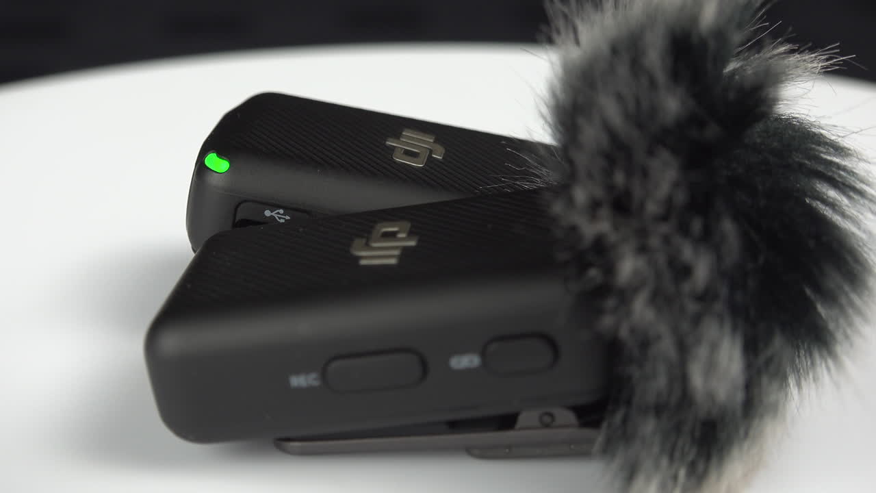 회전 테이블 에 있는 dji 마이크 의 가까운 모습