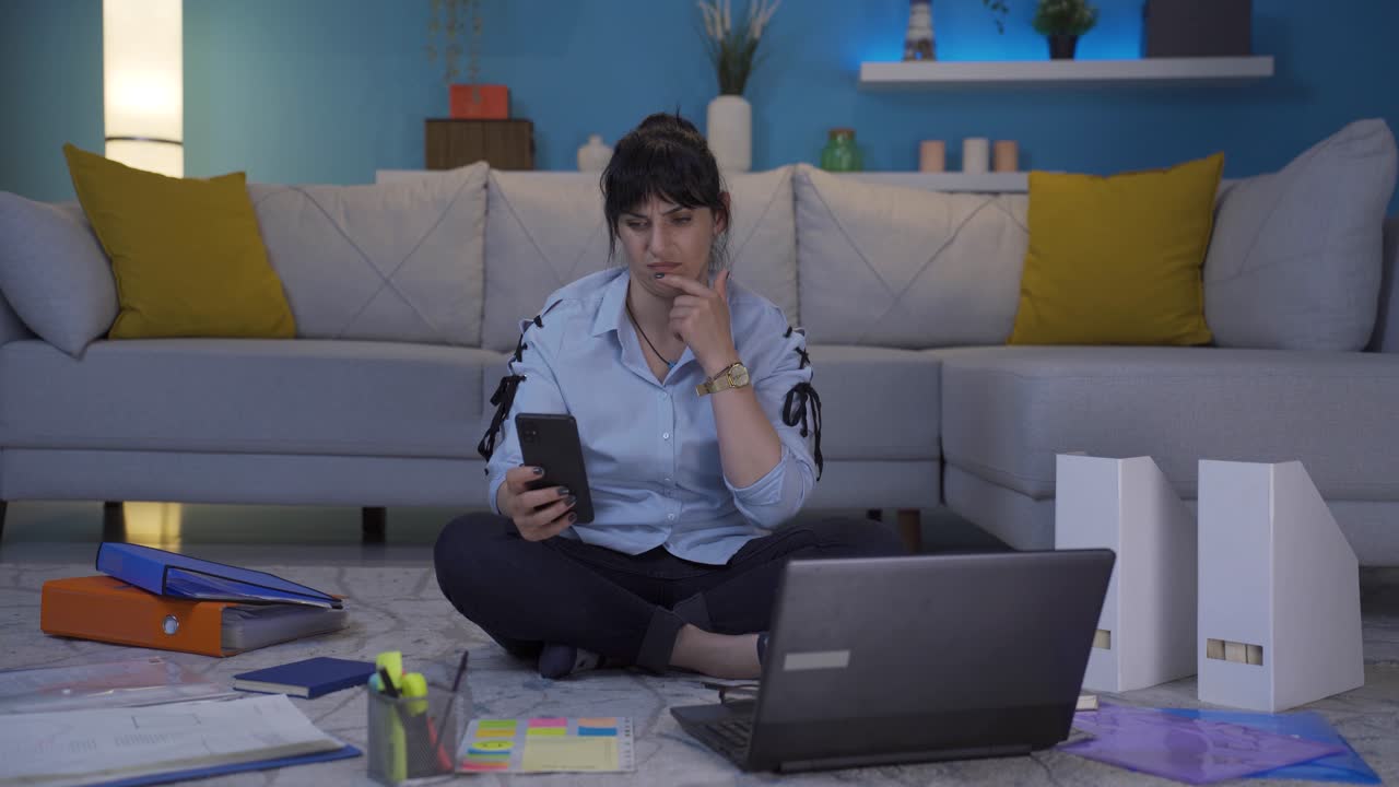 mujer trabajadora de oficina en el hogar que tiene problemas y estrés por teléfono.