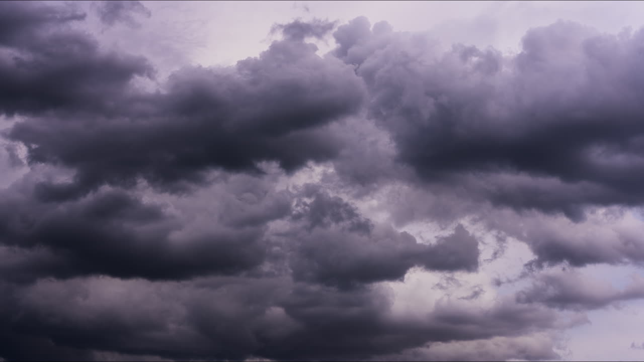 극적인 폭풍우 구름